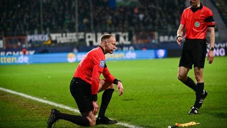 Assistent Christian Gittelmann (l.) wurde von einem Bierbecher getroffen