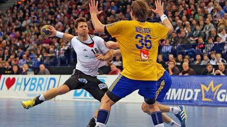 Martin Strobel trifft auf seine schwedischen HBL-Kollegen Jesper Nielsen und Tobias Karlsson (verdeckt)