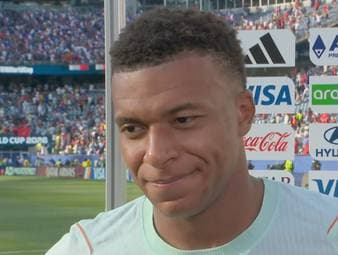 Nach seiner Auswechslung in der 77. Minute gibt Kylian Mbappé nach dem Abpfiff ein Verletzungs-Update. Der Ferse scheint es wieder gut zu gehen.
