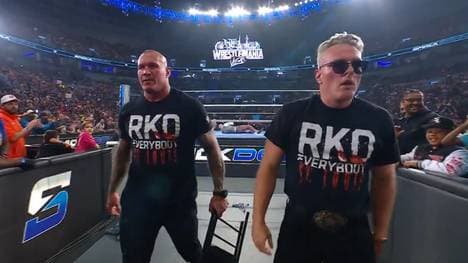 Pat McAfee (r.) erwies sich bei WWE SmackDown als Randy Ortons Mystery Man