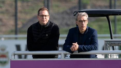 Andre Hechelmann (l.) und Peter Knäbel (r.) beim ersten Training von Cheftrainer Karel Geraerts