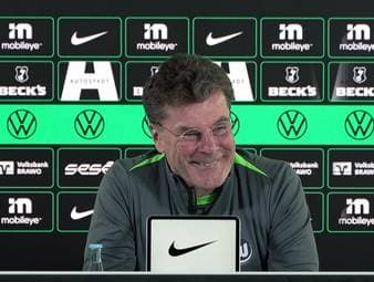 Rituale vor dem Spiel? Für Wolfsburg-Trainer Dieter Hecking scheint die halbe Stunde vor Anpfiff einer Partie besonders hart zu sein.