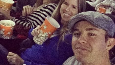 Nico Rosberg und seine Vivian grüßen aus dem Kino.