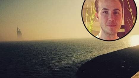 Mario Götze wirft einen letzten, sehnsüchtigen Blick auf das paradiesische Meer von Dubai.