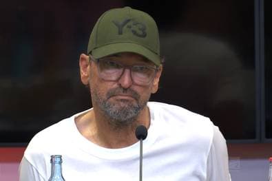 Nach diesem Chaos kann der Coach nur den Kopf schütteln