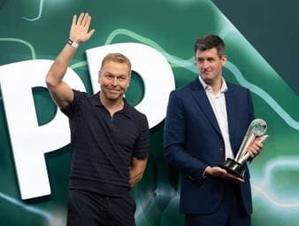 Trotz schwerer Erkrankung: Ikone überreicht WM-Trophäe