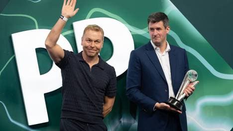 Chris Hoy (l.) übernimmt trotz schwerer gesundheitlicher Rückschläge eine zentrale Rolle bei der Darts-WM