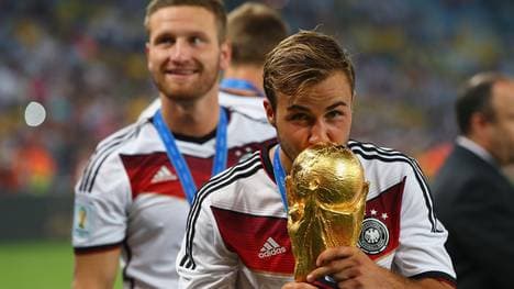 Mario Götze: Keine guten Erinnerungen an WM 2014 , Mario Götze mit dem WM-Pokal nach dem Sieg 2014 gegen Argentinien