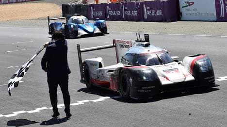 Porsche-Fahrer Timo Bernhard überquert die Ziellinie bei den 24 Stunden von Le Mans 