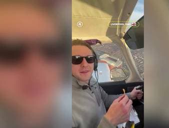 Dieser Liverpool-Fan hat eine irre Idee - er schaut sich das Spiel der Reds in seinem Flugzeug an. 