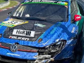 Max Kruse crasht bei einer Trainingsfahrt und setzt seinen VW Golf VII in die Leitplanke.