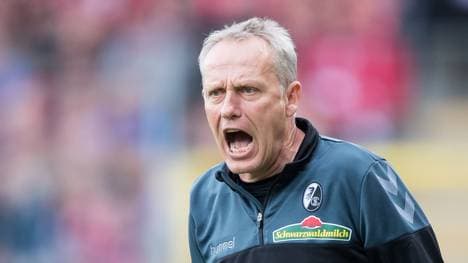 Christian Streich motiviert seine Spieler von der Seitenlinie aus