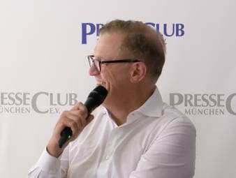Der Vorstandsvorsitzende der FC Bayern München AG, Jan-Christian Dreesen, lässt die Verpflichtung von Vincent Kompany noch einmal Revue passieren und scherzt, dass es ein ausgeklügelter Plan gewesen sei, dass der Belgier beim deutschen Rekordmeister so gut funktioniert.