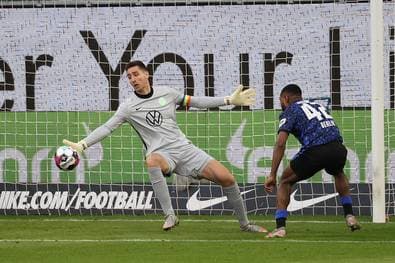 Achtung! Casteels greift Neuer an