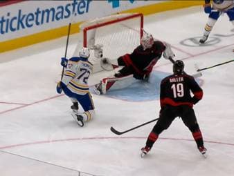 Dieser Monster-Save von Hurricanes-Torhüter Brandon Bussi macht den Gegner fassungslos und lässt ein ganzes Stadion ausrasten. 