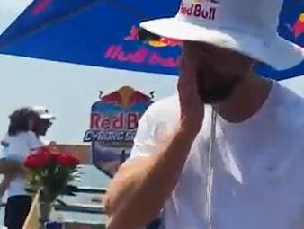 Extremsportler Arda Saatci begeisterte mit seiner unglaublichen Challenge im Death Valley auf Social Media Millionen begeisterte. Nach seiner Ankunft übermannen ihn bei einer Ansprache an die Fans die Emotionen.