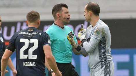 Schiedsrichter Alexander Sather (Mitte) knockte versehentlich einen Spieler des KSC aus