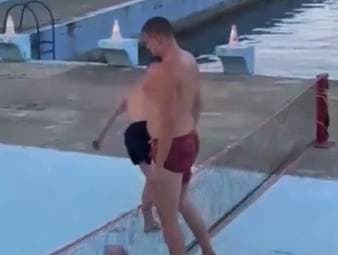 Normalerweise ist es in der Offseason rund um Nuggets-Star Nikola Jokic ruhig. Jetzt ist ein Video von ihm beim Futnet spielen aufgetaucht.