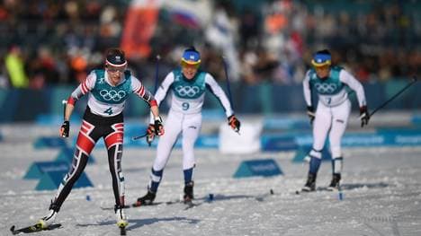Teresa Stadlober (l.) passiert im Langlauf-Marathon ein folgenschwere Missgeschick