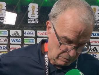 Marcelo Bielsa scheidet mit Uruguay schon in der Gruppenphase der WM aus. Im anschließenden Interview zeigt sich der Coach sichtlich gefrustet - und hat auf Fragen nach seinen Wechsel-Entscheidungen wenig Lust. 