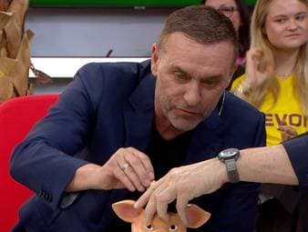 Thomas Doll äußert sich zu Beginn der Doppelpass-Sendung zur Situation beim VfL Wolfsburg und den Chancen mit dem möglichen neuen Trainer Dieter Hecking. Für eine Phrase wird er dabei direkt zur Kasse gebeten - und reagiert zunächst fassungslos.