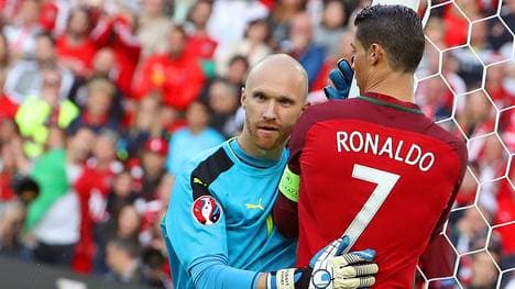 Robert Almer und Cristiano Ronaldo bei der EM