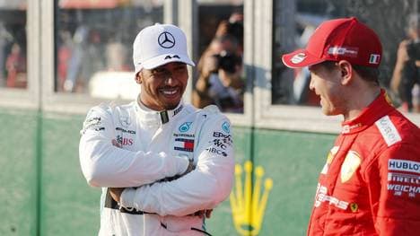 Weltmeister Lewis Hamilton (m.) war überrascht von der mäßigen Performance von Sebastian Vettel im Ferrari