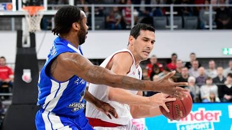 Bambergs Nikolaos Zisis (r.) und Frankfurts Quantez Robertson stehen mit ihren Teams im Pokal-Viertelfinale