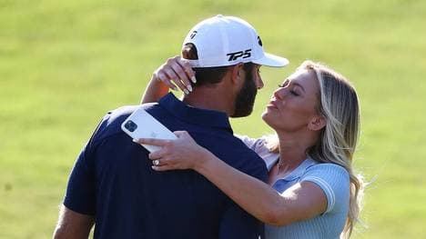 Freundin Paulina Gretzky gratuliert Dustin Johnson zu seinem Triumph