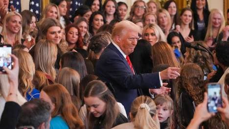 Präsident Donald Trump pocht auf die Durchsetzung des Trans-Verbots im olympischen Sport