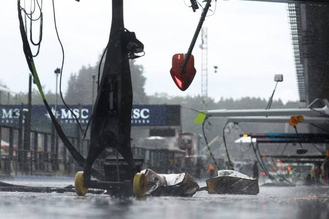Chaos-Rennen in Spa abgebrochen