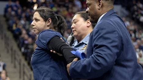 Diese Frau von der gleichen Tierschutzorganisation ist in den sozialen Medien nur noch das "GlueGirl"