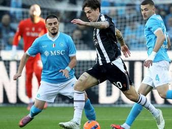 Neapel verpasst Sprung an die Spitze