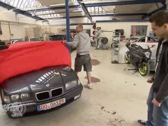 Die PS Profis Jean Pierre und Sidney helfen dieses Mal dem Dortmunder Philipp. Der 18-jährige hat erst seit wenigen Wochen einen Führerschein und wünscht sich jetzt sein erstes eigenes Auto. Das Budget: 2500 Euro. JP und Sid machen sich auf die Suche nach geeigneten Kandidaten und erinnern sich dabei auch an die eigene Jugend. Unter anderem nehmen sie dabei einen Golf 3 und einen BMW 318i unter die Lupe. 