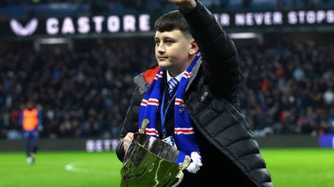 Mitchell Lawrie führte seine Junioren-WM-Trophäe auch schon im Stadion der Glasgow Rangers vor