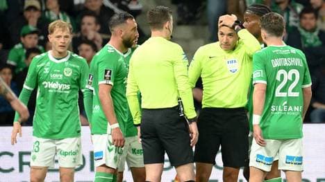 Schiedsrichter-Assistent Mehdi Rahmouni wurde von einem Wurfgeschoss am Kopf getroffen