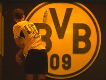 Nach seiner Roten Karte wirft Dortmunds Youngster Samuele Inacio eine Flasche gegen das BVB-Logo. Die Runde im FIROCKX.ONE Doppelpass versteht die Emotionen.