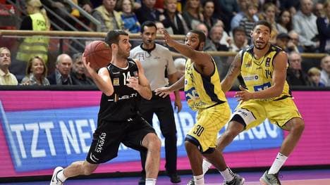 Jared Jordan von den WALTER Tigers Tübingen verteilt einen Assist gegen Phoenix Hagen