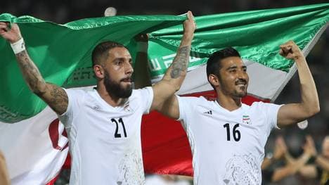 Reza Ghochannejad und Ashkan Dejagah (links) feiern Irans WM-Qualifikation