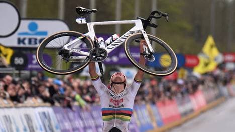 Mathieu van der Poel feiert seinen Erfolg in Flandern