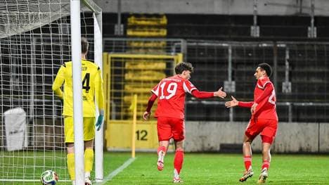 Louis Richter (l.) schießt den FC Bayern II zum Derbysieg