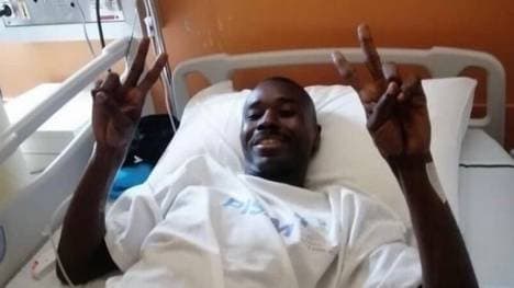 Charles Bulu meldete sich mit diesem Bild aus dem Krankenhaus 