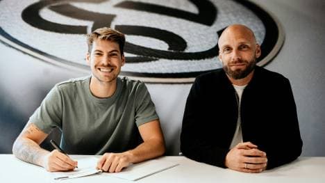 Maximilian Rohr (l.) unterschreibt neuen Vertrag