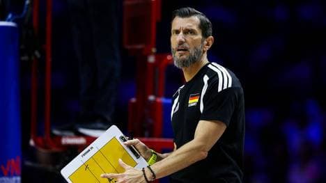 Bundestrainer Giulio Cesare und die deutschen Frauen wollen das zweite EM-Spiel gewinnen