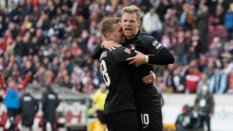 Arne Maier (r.) ist für eine Saison von Hertha BSC an den FC Augsburg ausgeliehen