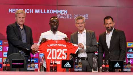 Sadio Mané (2.v.l.) wird von Oliver Kahn, Herbert Hainer und Hasan Salihamidzic (v.l.) beim FC Bayern begrüßt