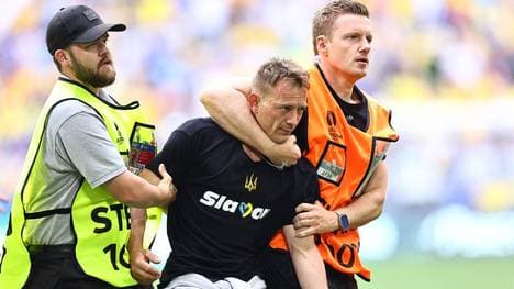 Ein Mann lief beim Ukraine-Spiel auf den Platz