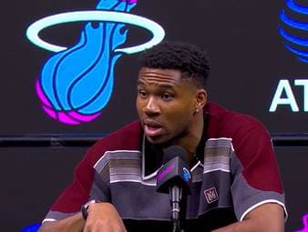Nach seinem Trade zu den Miami Heat spricht Giannis Antetokounmpo über Lionel Messi. Der Grieche ist von Messis starken WM-Leistungen extrem beeindruckt und sieht den Superstar als Vorbild.
