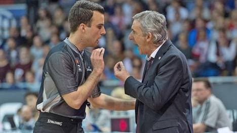 Svetislav Pesic (r.) sieht sich unter besonderer Beobachtung durch die Schiedsrichter