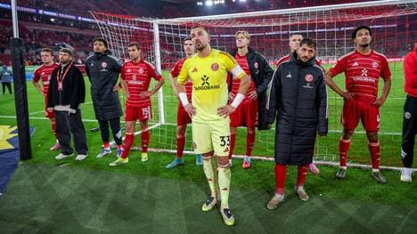 Die Spieler von Fortuna Düsseldorf um Torwart Florian Kastenmeier stellen sich nach der Heimniederlage gegen Nürnberg den Fans